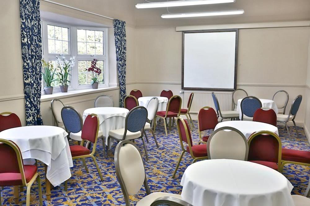 Reigate Manor Hotel Exterior photo