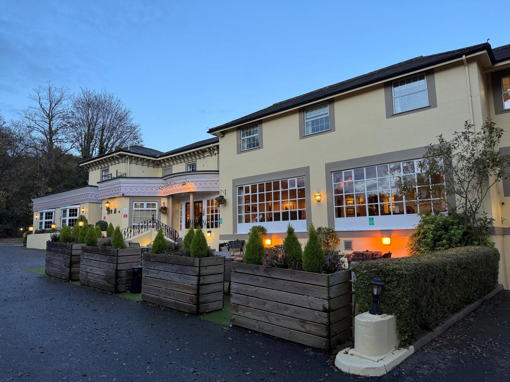 Reigate Manor Hotel Exterior photo